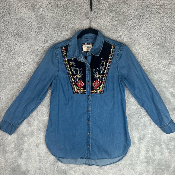 Beautiful!! Holding Horses Embroidered Long Sleeve Denim Shirt Women's, Size 2 - Picture 9 of 14